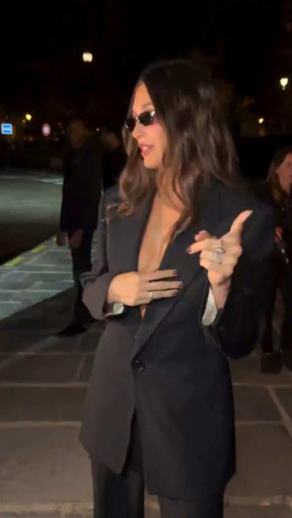 Hailey Bieber, dekoltesiyle zor anlar yaşadı! Sık sık kapadı 1