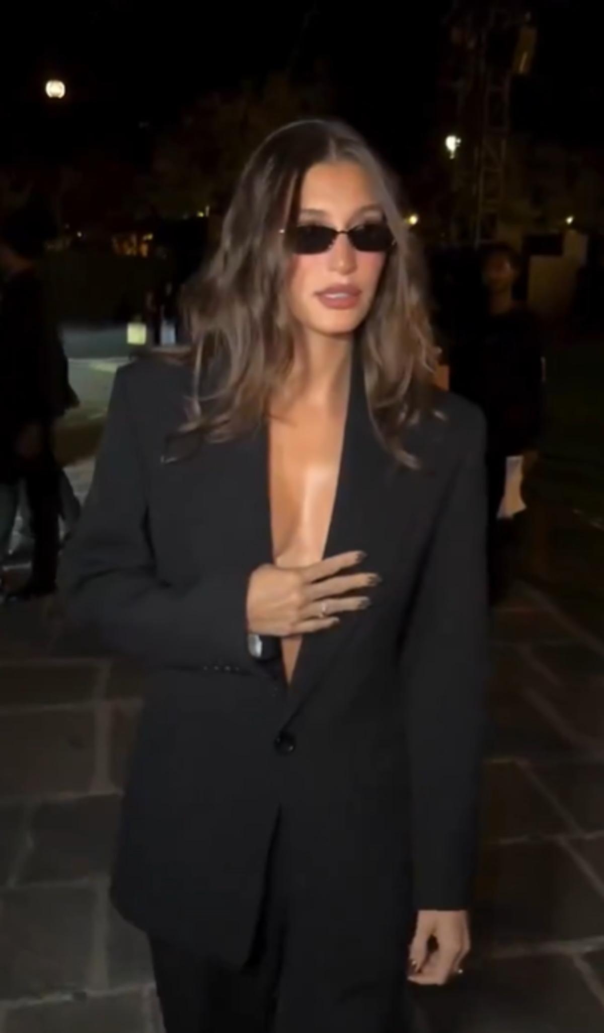Hailey Bieber, dekoltesiyle zor anlar yaşadı! Sık sık kapadı 2