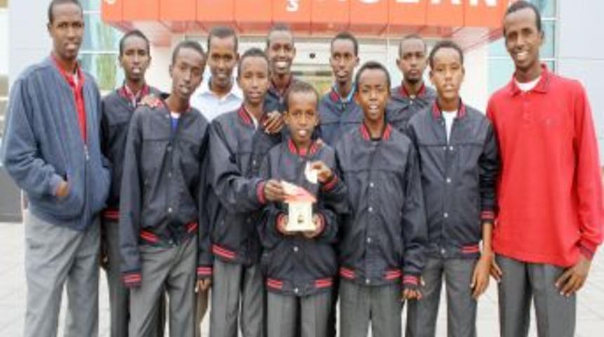 Somalili &ouml;ğrenciler, kurban i&ccedil;in har&ccedil;lıklarını &uuml;lkelerine g&ouml;nderdi