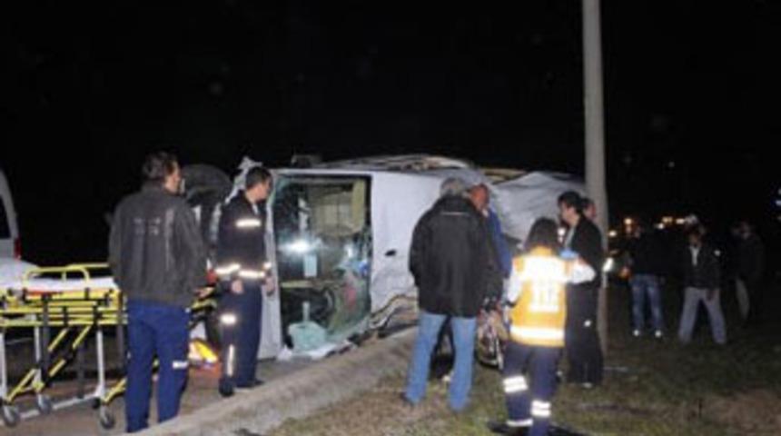 Turistleri taşıyan minib&uuml;s yan yattı