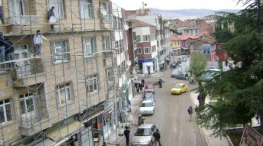 Meydandaki binalar tarihi dokuya uygun olarak boyanıyor