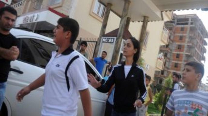 İki &ccedil;ocuk arasındaki sınıfta kalma tartışmasına aileler de katıldı: 3 yaralı