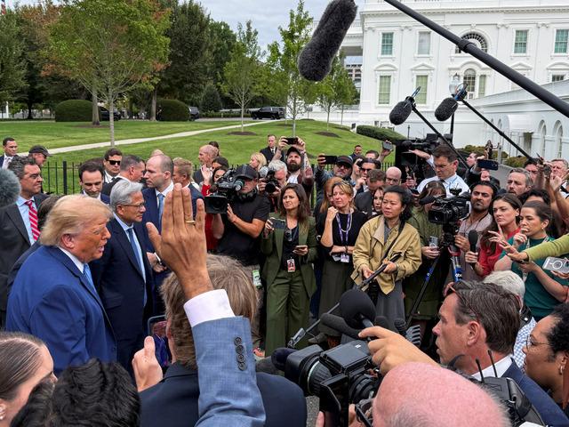 Trump'ın "Neredeyse anayasa gibi" dediği belge imzalandı