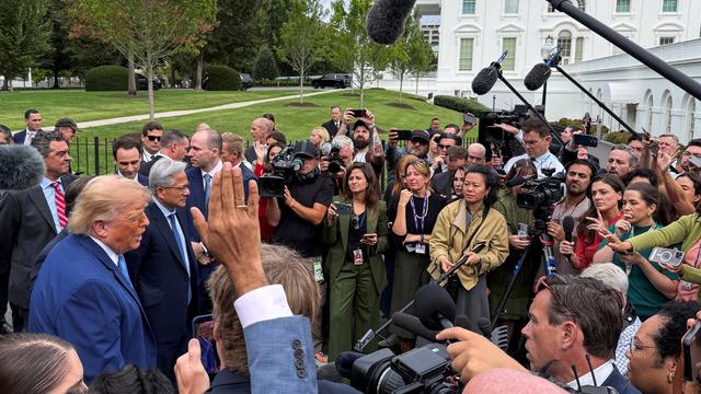 Trump teknoloji liderlerini topladı! “Neredeyse anayasa gibi” dediği belge imzalandı