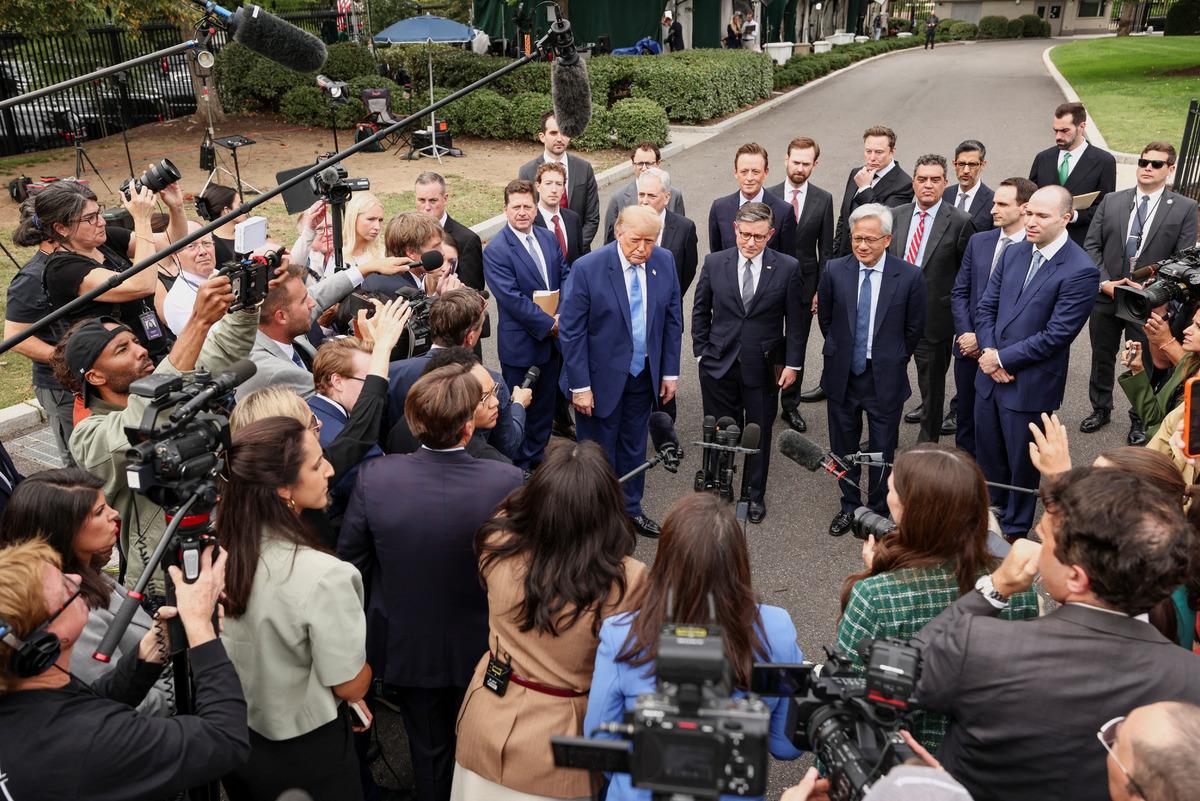 Trump teknoloji liderlerini topladı! “Neredeyse anayasa gibi” dediği belge imzalandı 1