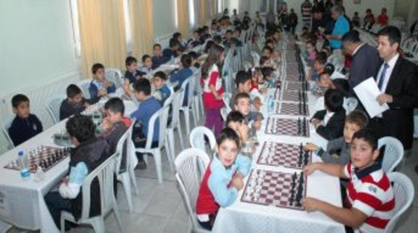 Osmaniye'de satran&ccedil; turnuvasına elinde d&uuml;r&uuml;m ile geldi