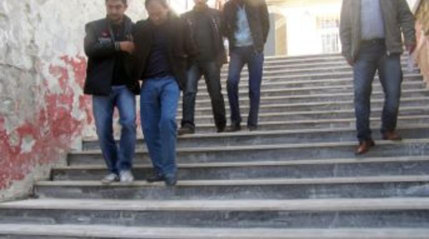 Arkadan &ccedil;arptıkları ara&ccedil;tan 220 bin lira &ccedil;aldılar