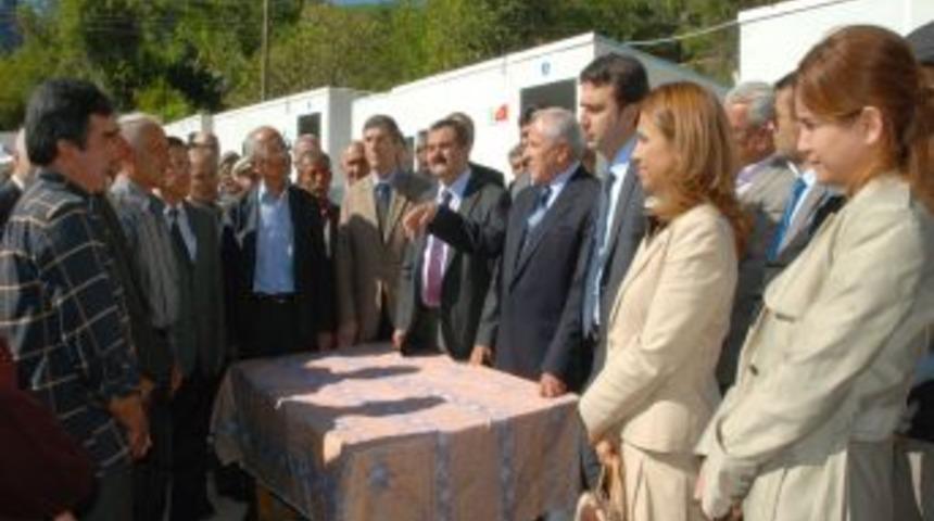 AK Partililer, selin vurduğu Haskızıl&ouml;ren k&ouml;y&uuml;n&uuml; ziyaret etti