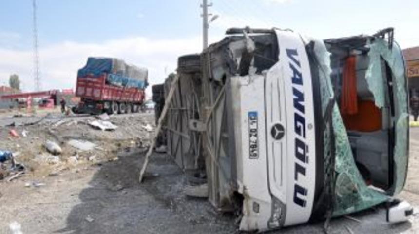 Afyokarahisar&rsquo;da zincirleme kaza: 1 &ouml;l&uuml; 37 yaralı