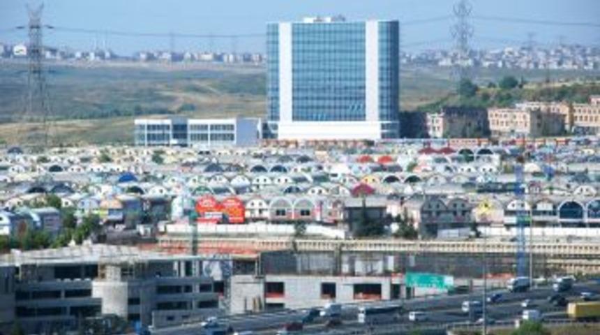 Bağcılar'da elektrik telleri yer altına alınıyor