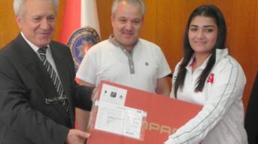 Türkiye 1.'si bayan güreşçi, bilgisayarla ödüllendirildi