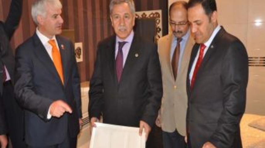 Arın&ccedil;: Kaddafi&rsquo;nin &ouml;l&uuml;m&uuml; diktat&ouml;r liderlere ibret olsun