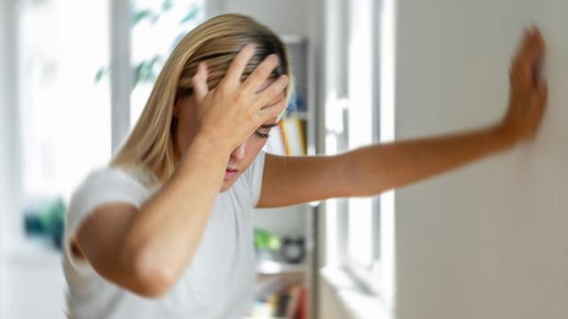 Kadın beyni daha çok etkileniyor: 50 yaşından sonra artıyor