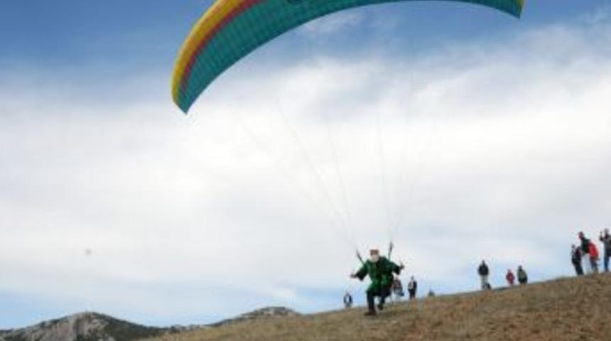 Nasreddin Hoca, Hacivat ve Karag&ouml;z ile g&ouml;ky&uuml;z&uuml;nden kardeşlik mesajı verdi