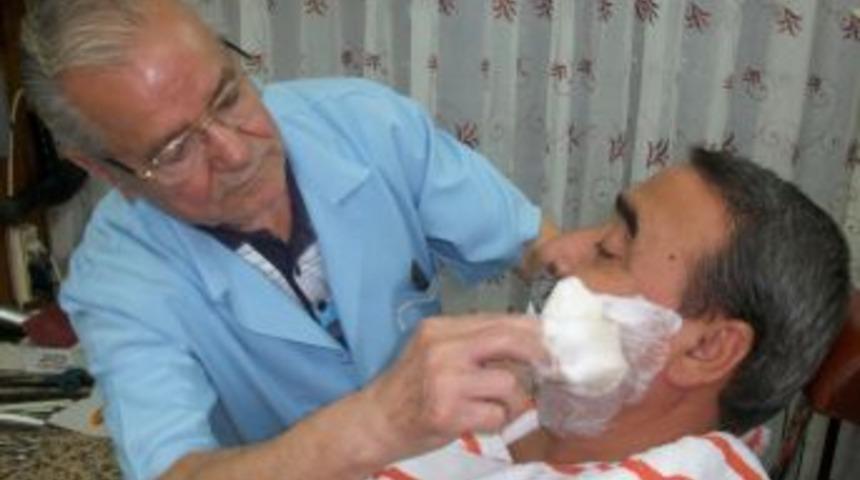 55 yıldır sinekkaydı traş yapıyor