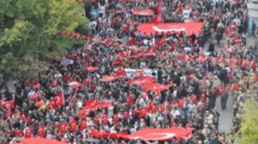 Tuğlalı Park'ta toplanan Tekirdağlılar ter&ouml;r&uuml; lanetledi