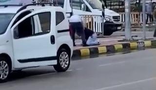 Sokak ortasında kurşunların hedefi olan şahıs &ouml;ld&uuml;