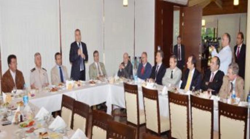 Denizli b&uuml;rokrasisi ilin menfaatleri i&ccedil;in g&uuml;&ccedil; birliği yapıyor
