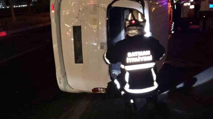 Batman&rsquo;da hafif ticari ara&ccedil; ile otomobil &ccedil;arpıştı: 2 yaralı
