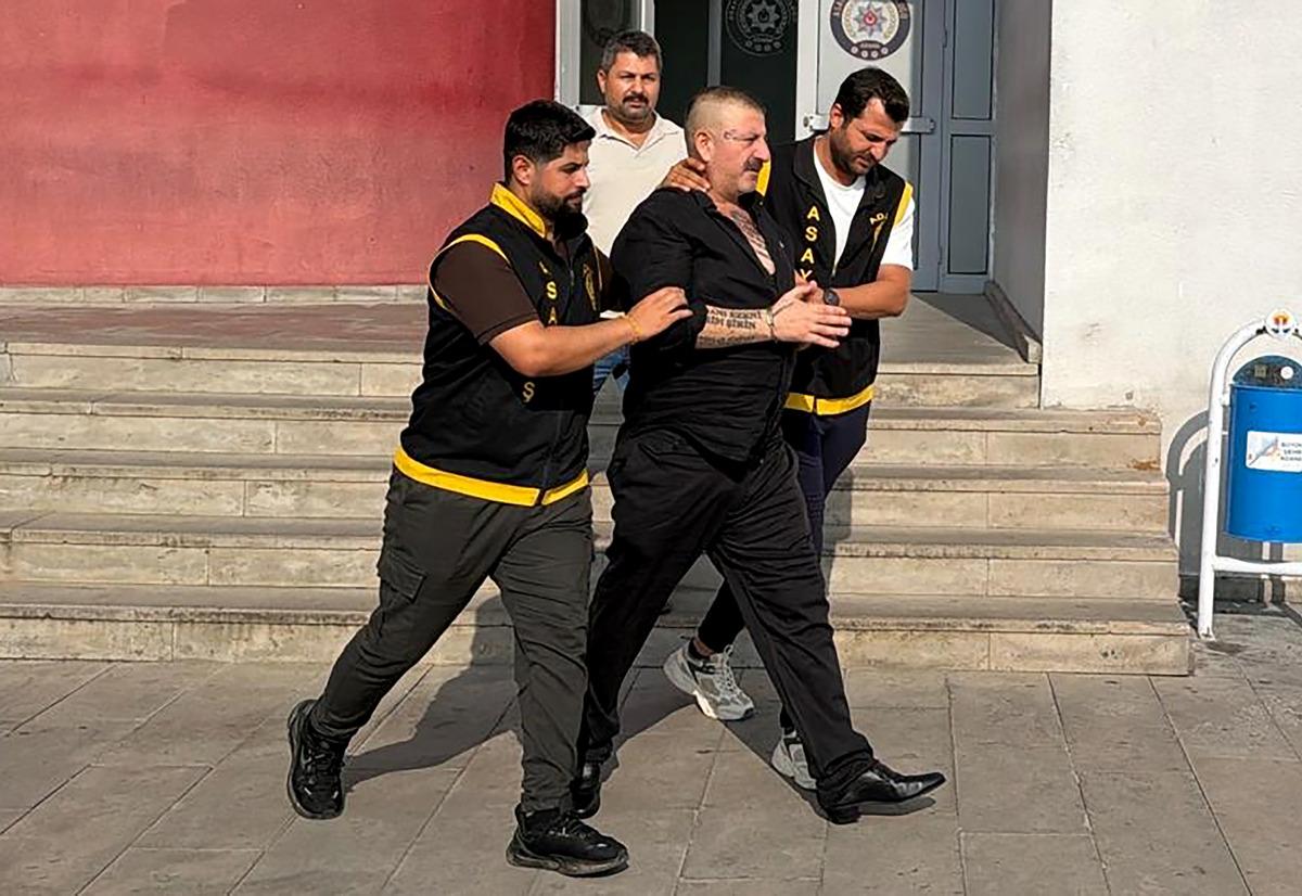 Cinayetten aranırken &uuml;nl&uuml; olmaya &ccedil;alışıyordu! Saklandığı evde yakalandı 5