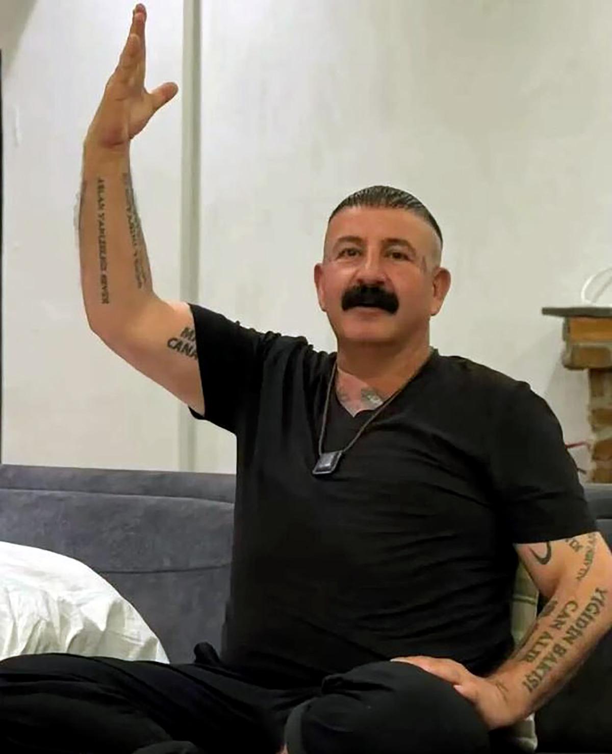 Cinayetten aranırken &uuml;nl&uuml; olmaya &ccedil;alışıyordu! Saklandığı evde yakalandı 4