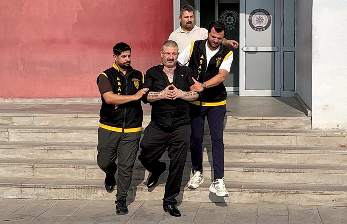 Cinayetten aranırken &uuml;nl&uuml; olmaya &ccedil;alışıyordu! Saklandığı evde yakalandı 1