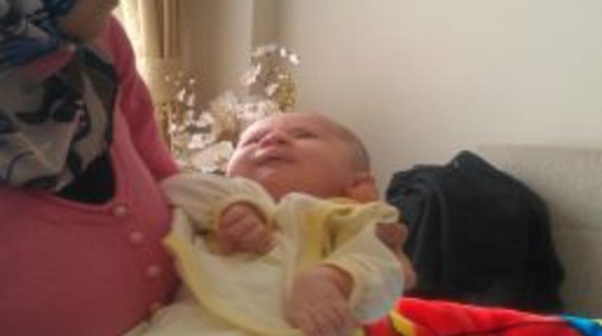 Annesinin kucağında &ouml;l&uuml;m&uuml; bekliyor