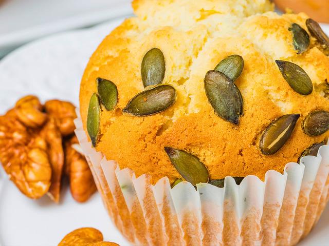 &Ccedil;ay saatlerinin yeni favorisi: Yumuşacık yulaflı muzlu kek