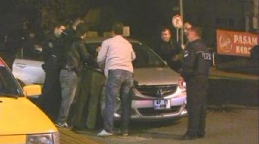 Park halindeki otomobillere &ccedil;arpan alkoll&uuml; s&uuml;r&uuml;c&uuml; polisten ka&ccedil;amadı