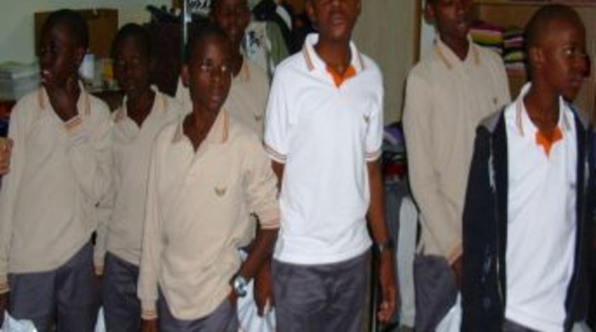 Kimse Yok mu Derneği Ugandalı &ouml;ğrencileri giydirdi