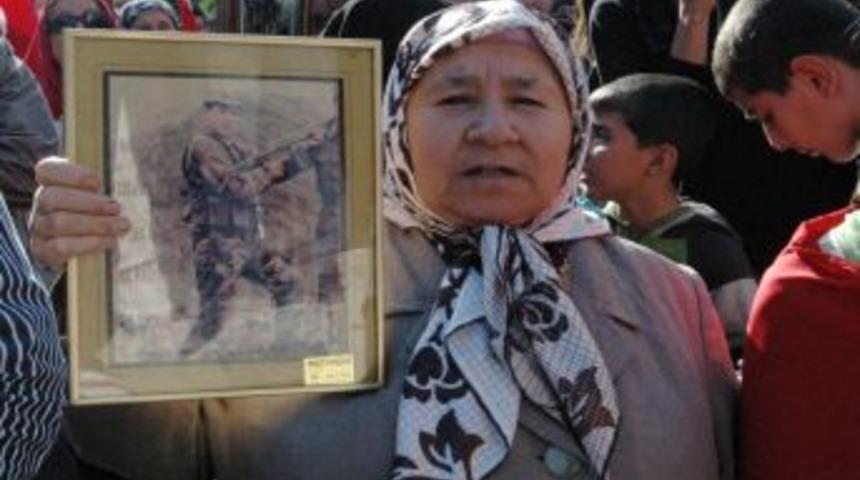 Şehit aileleri ve gaziler Gaziantep&rsquo;te 'ter&ouml;re hayır' dedi