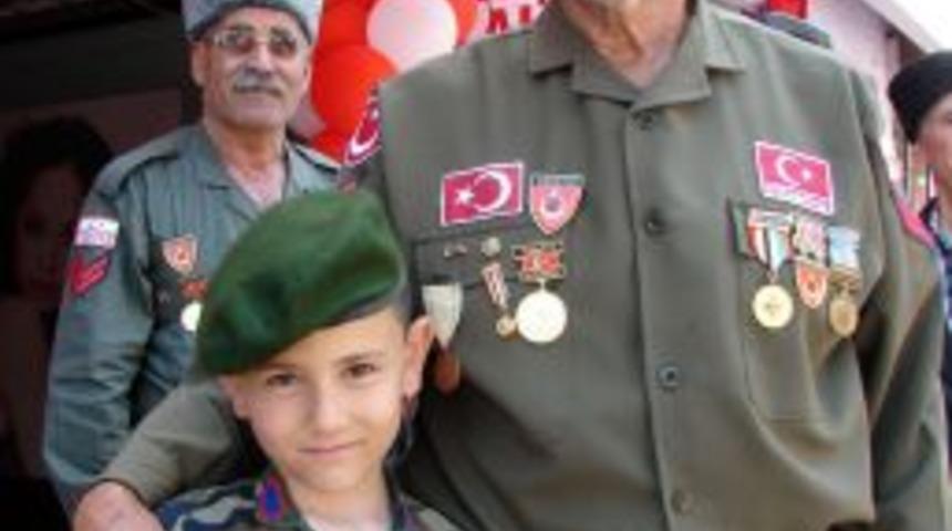 Gaziler, polise ve Mehmet&ccedil;iğe yapılan saldırıları nefretle kınadı