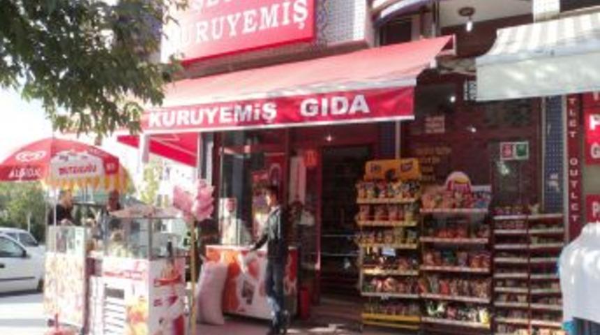 Hırsızlar g&ouml;zlerini hayır kumbarasına dikti