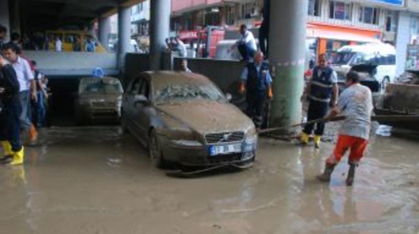 Rize&rsquo;de sel ara&ccedil;ları hurdaya &ccedil;evirdi