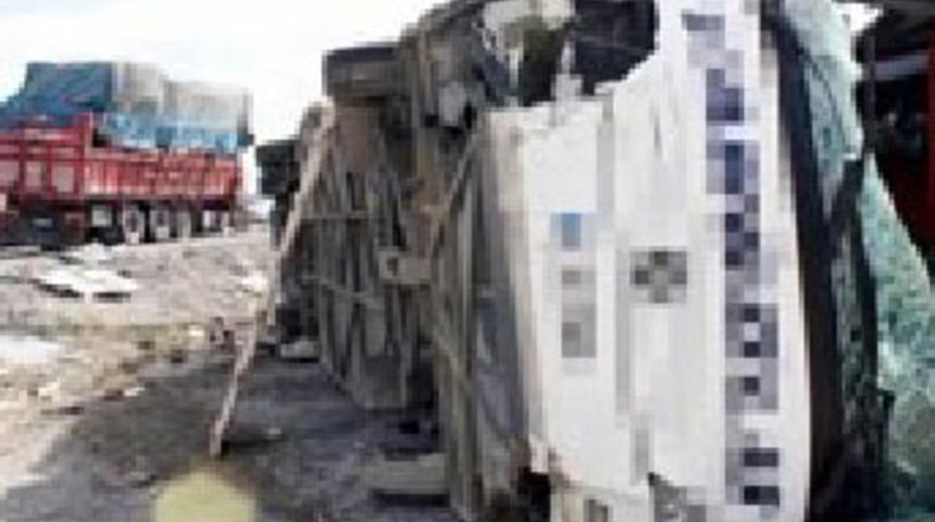 Afyon'da zincirleme kaza; 2 &ouml;l&uuml;, 27 yaralı