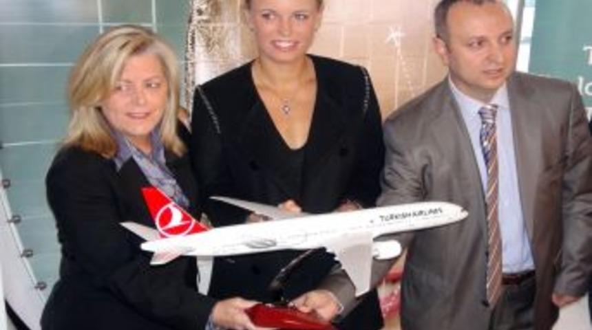 &Uuml;nl&uuml; tenis&ccedil;i Caroline'ne THY'nı ziyaret etti