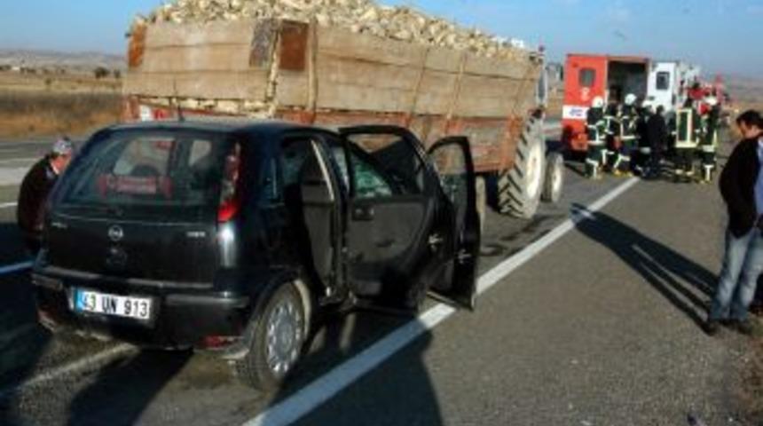 &Ouml;n&uuml;ndeki trakt&ouml;re &ccedil;arpan otomobilin s&uuml;r&uuml;c&uuml;s&uuml; yaralandı