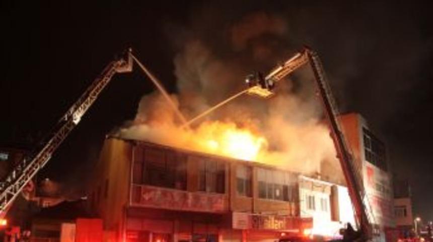 Fabrikadaki yangın g&uuml;&ccedil;l&uuml;kle s&ouml;nd&uuml;r&uuml;ld&uuml;