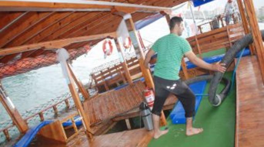 Fırtına yolcu teknesini batırdı