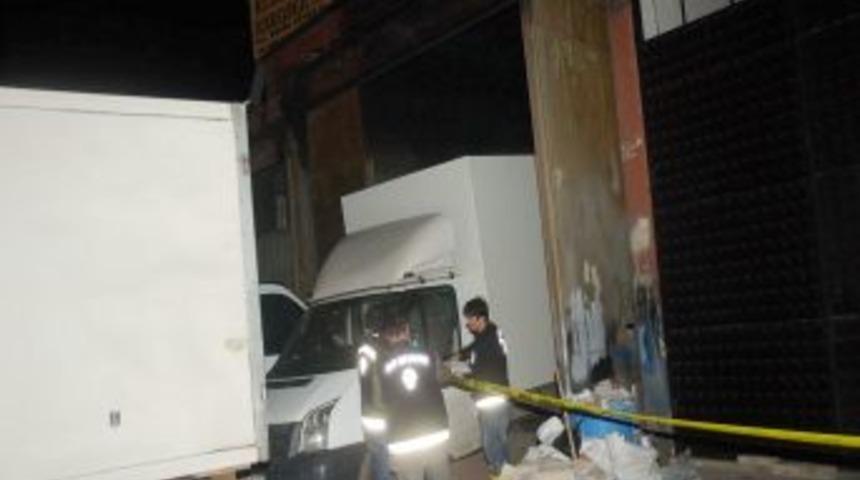 Karoser at&ouml;lyesinde yangın &ccedil;ıktı, 1 kişi &ouml;ld&uuml;