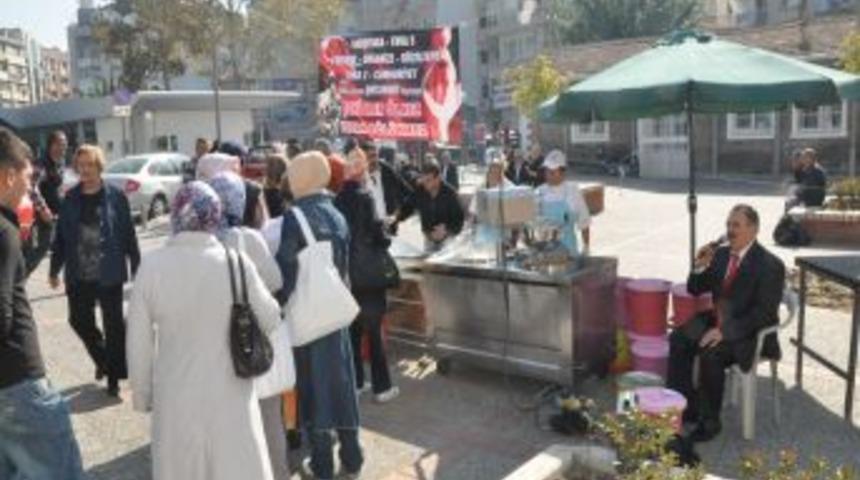 İzmirli minib&uuml;s&ccedil;&uuml;ler şehitler i&ccedil;in lokma d&ouml;kt&uuml;rd&uuml;