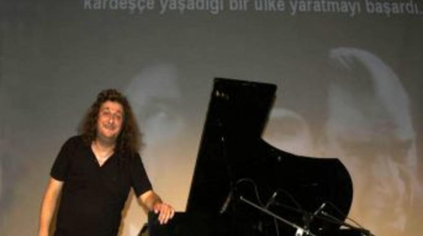 Tuluyhan Uğurlu&rsquo;dan m&uuml;zik eşliğinde uygarlık dersi