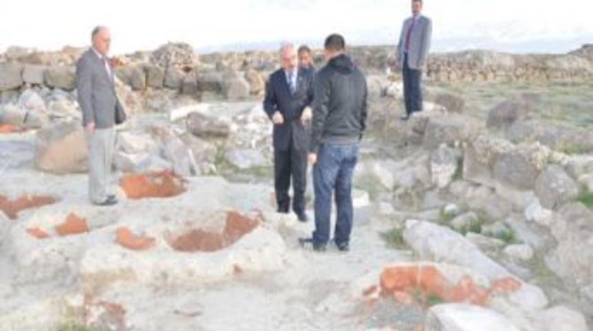 Vali Selman Yenig&uuml;n Altıntepe&rsquo;de incelemelerde bulundu