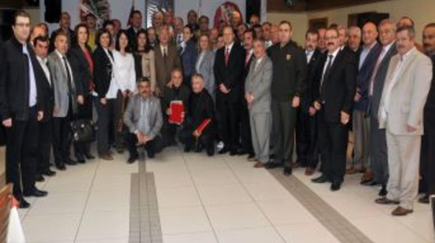 Meslekte 20. yılını dolduran muhtarlara plaket