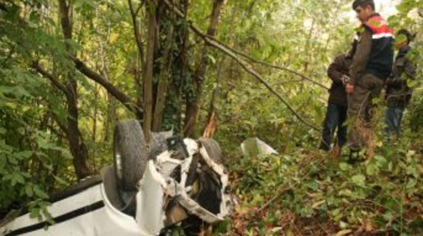 Zonguldak'ta otomobil dereye u&ccedil;tu: 3 yaralı