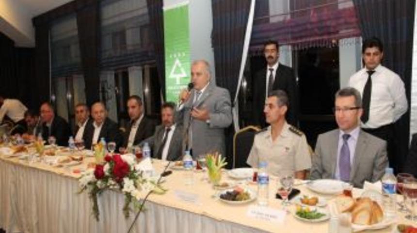 Vali Şent&uuml;rk, futbolcularla bir araya geldi