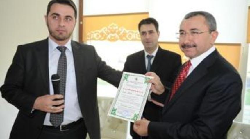 &Ouml;ğrencilerden  Başkana diploma