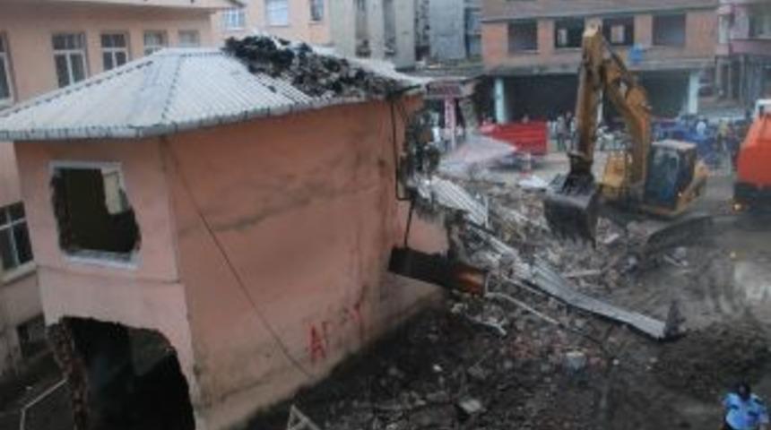 Rize&rsquo;de dere yatağı &uuml;zerindeki binalar yıkılıyor