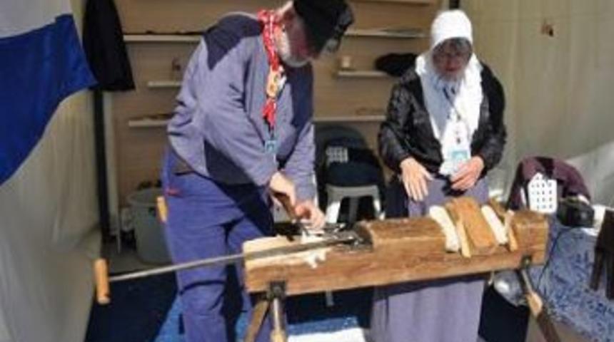 Sevimli &ccedil;ift, tahta ayakkabılarını sergiliyor