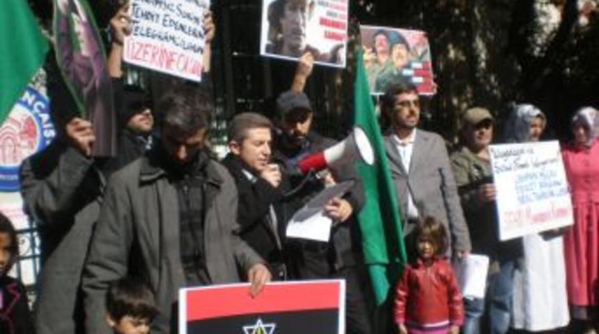 Kaddafi'nin &ouml;ld&uuml;r&uuml;lmesine Fransa konsolosluğu &ouml;n&uuml;nde protesto